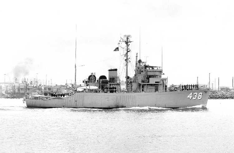 Taken on July 2, 1956 as she was passing Pierpoint Landing
on the way out to sea from the Long Beach Naval Station. It was its
first time at sea after completing an extensive post-commissioning
overhaul and modernization.